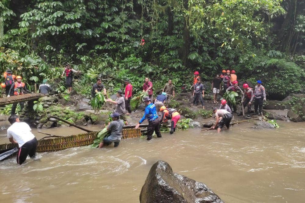 Evakuasi korban di air terjun Nungnungan (Dok.IDN Times/Basarnas Denpasar)