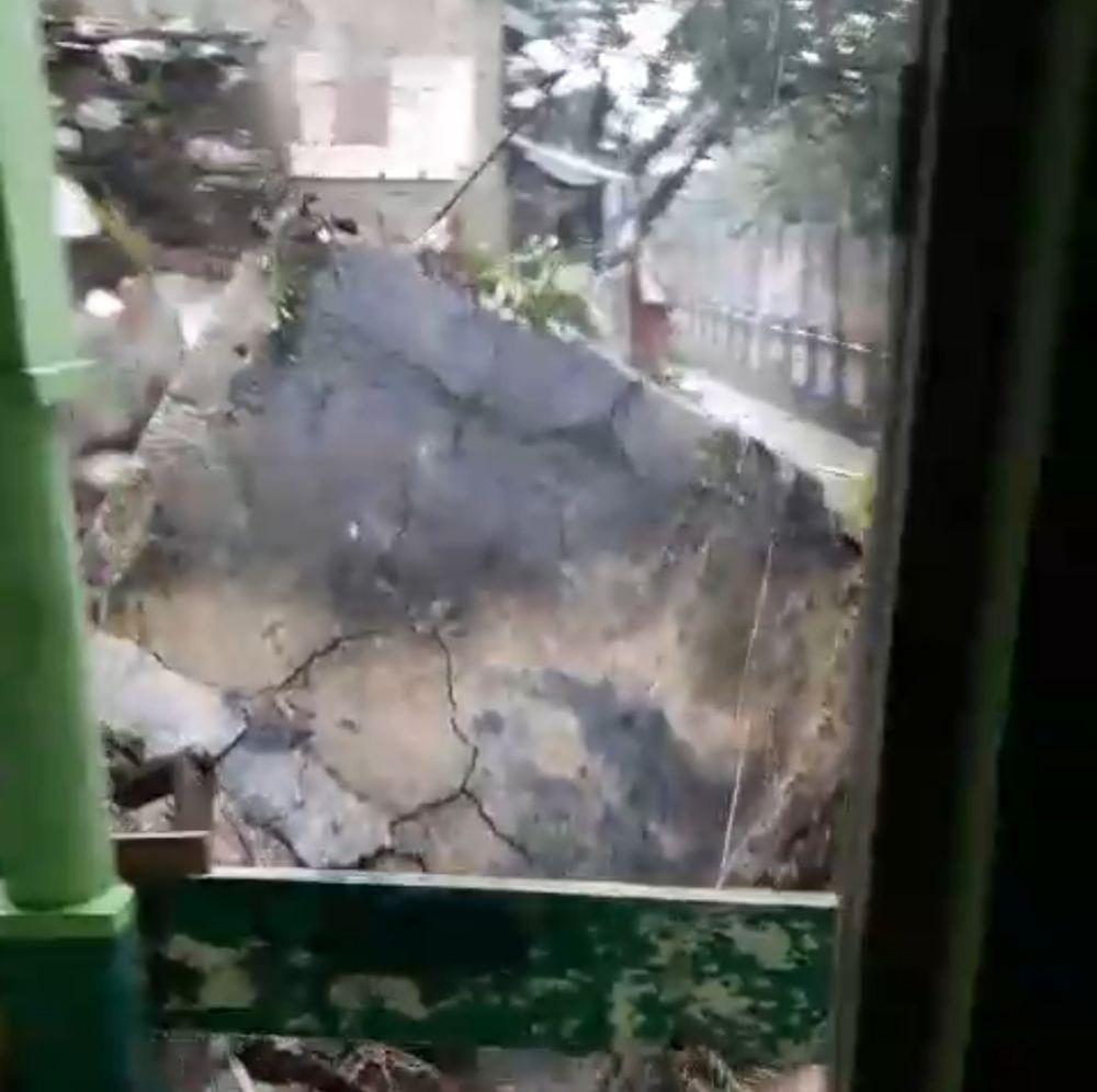 Bangunan Bekas PAUD di Bandung Roboh Tergerus Aliran Sungai
