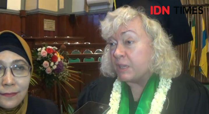 FK Unair Kukuhkan Profesor Kebidanan Asal Australia, Bantu Tangani KIA