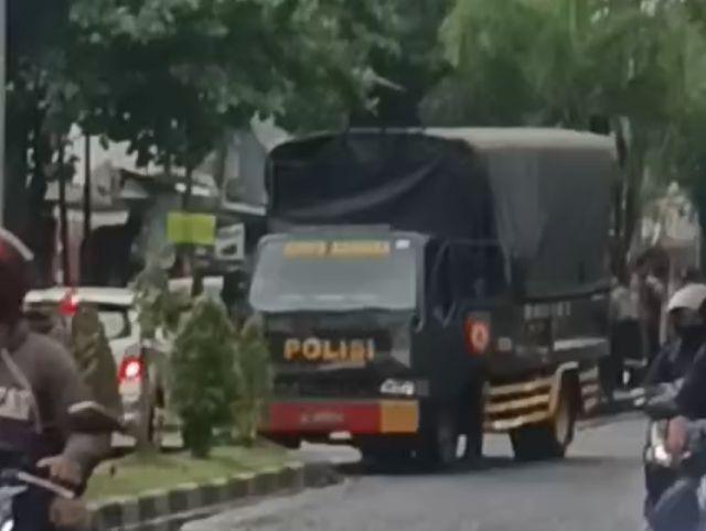 Empat Truk Polisi Terlibat Kecelakaan Beruntun di Surabaya
