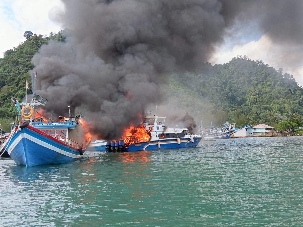 2 Kapal di Pelabuhan Bungus Padang Terbakar, Sumber Api Diselidiki