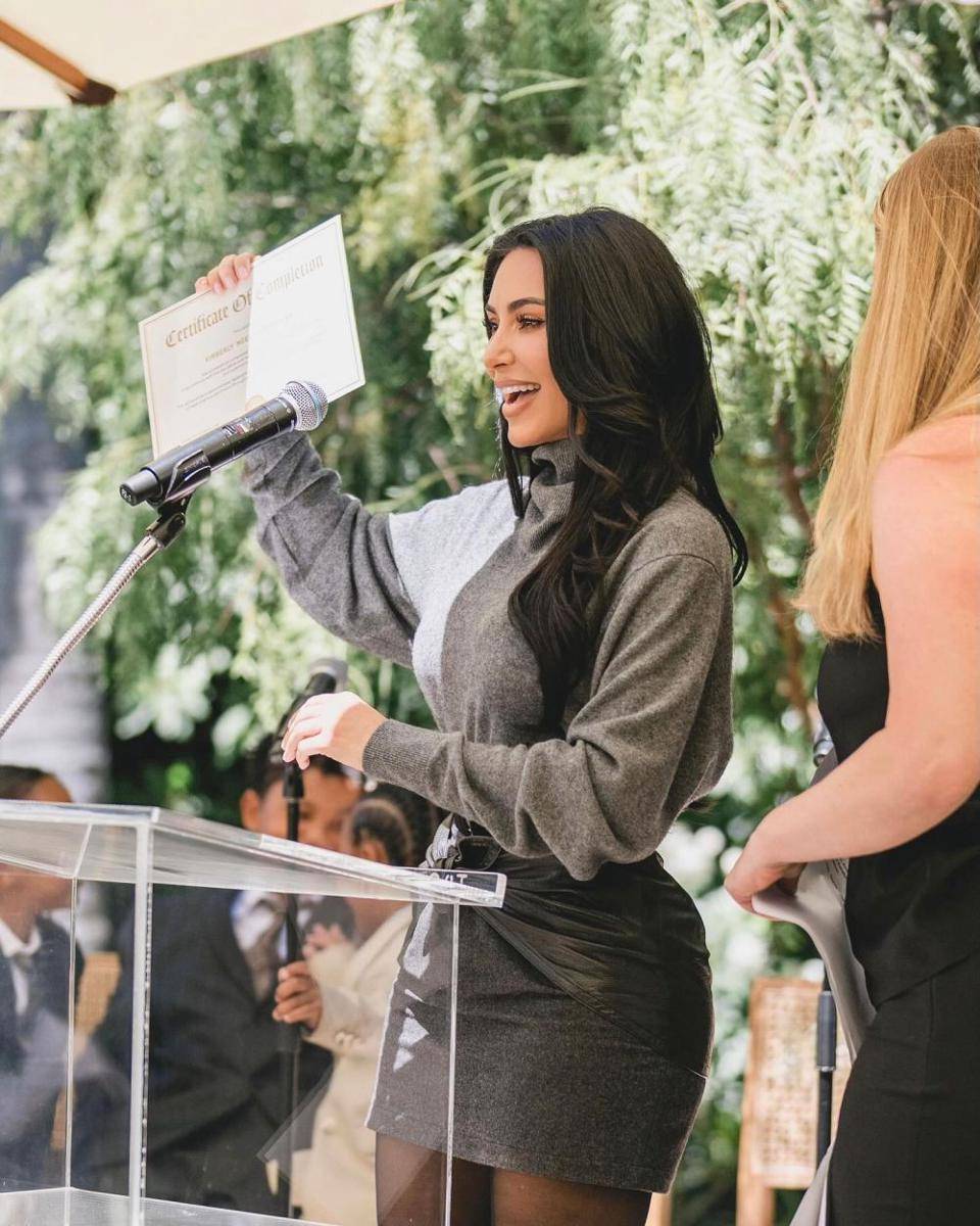 Kim Kardashian lulus sekolah hukum (instagram.com/kimkardashian)