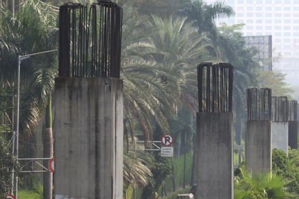 Arsip - Tiang pancang proyek monorel yang terbengkalai di Jakarta. (ANTARA FOTO/Reno Esnir)