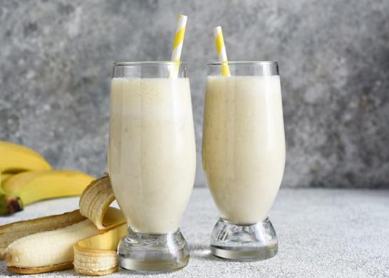 ilustrasi smoothie pisang (freepik.com/zefirchi)