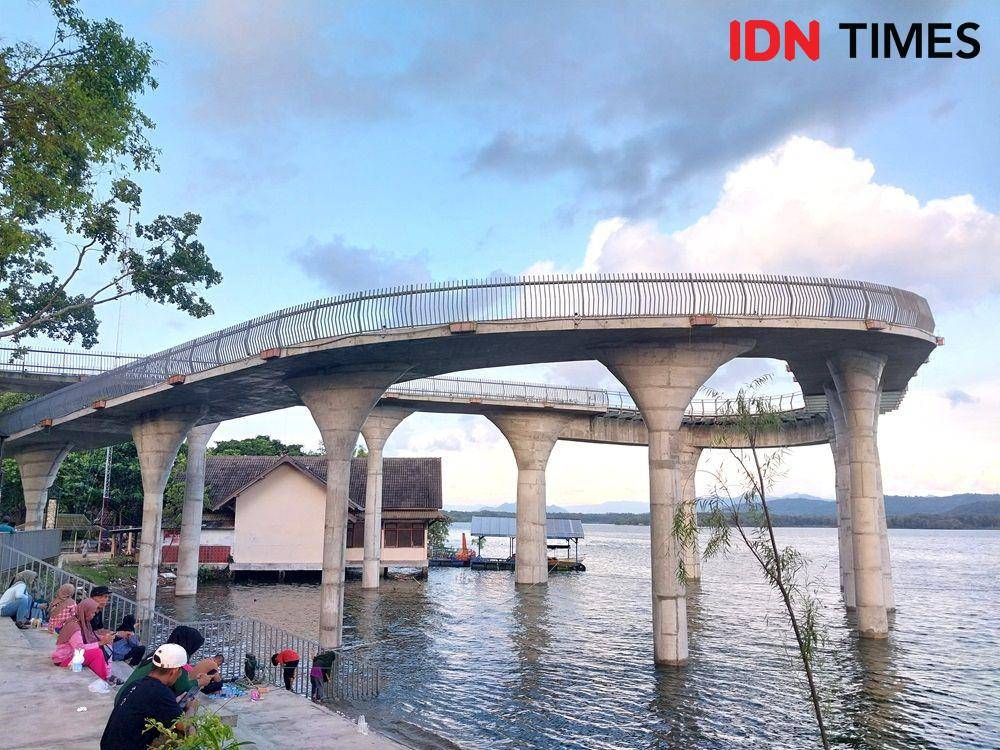 Potret wisatawan menikmati suasana di Waduk Gajah Mungkur Wonogiri (IDN Times/Fasrinisyah Suryaningtyas)