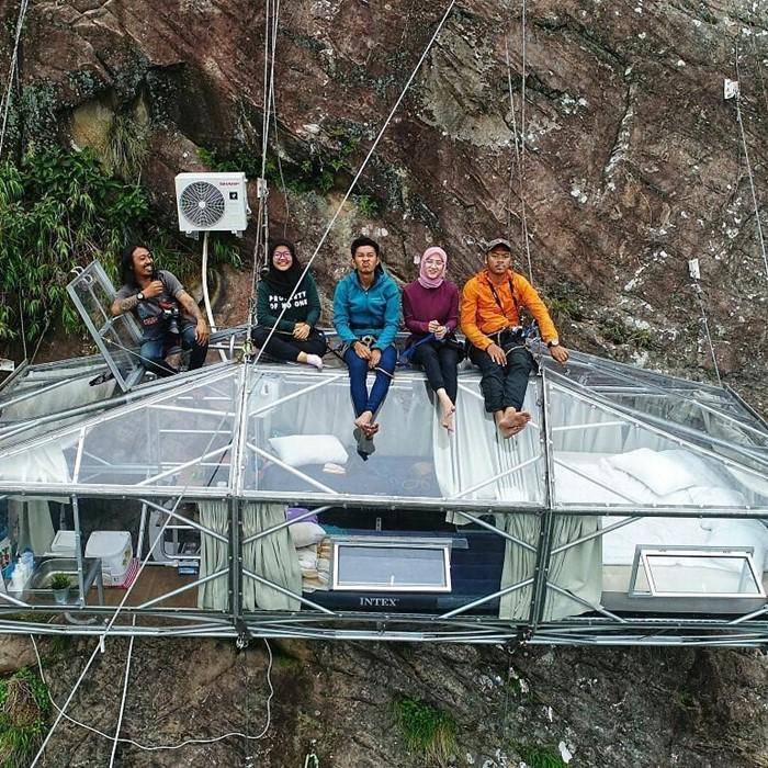 https://cdn.idntimes.com/content-images/post/20171220/23596684-hotel-gantung-skylodge-pajajaran-anyar-purwakarta-1-7aa63004ba088293ee1d78ac3dbd6c4a.jpg