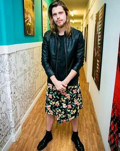 https://cdn.idntimes.com/content-images/post/20170918/27-6-man-skirt-f7287a85b25e8c6aeb881301c316ddbc.jpg