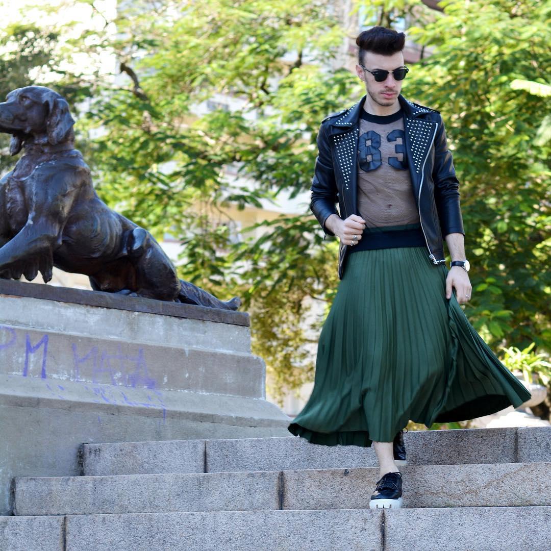 https://cdn.idntimes.com/content-images/post/20170918/27-9-man-skirt-48e305684a0536312bcac50badd8a7f9.jpg
