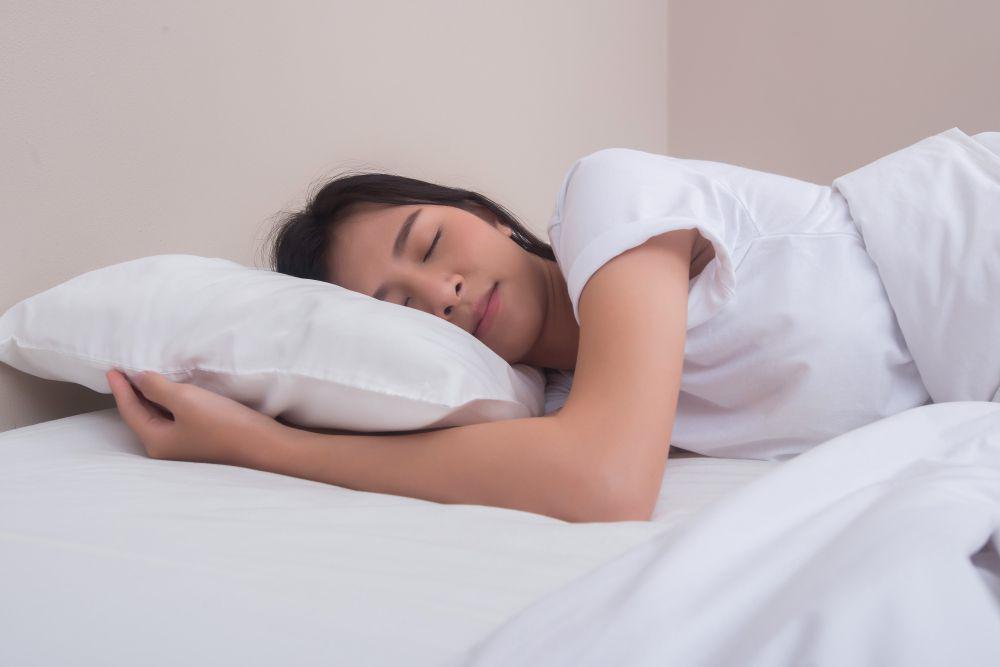 ilustrasi perempuan tidur (freepik.com/jcomp)
