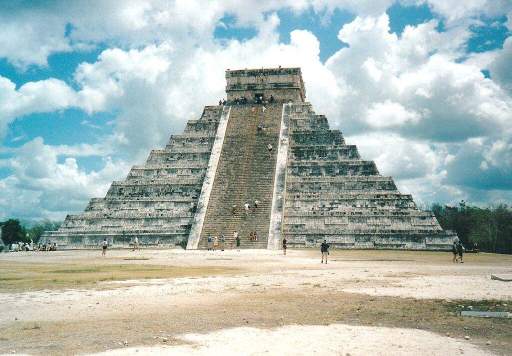 Piramida El Castillo (commons.wikimedia.org/Jeff Hart)