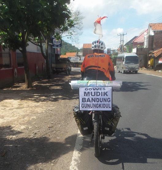 https://cdn.idntimes.com/content-images/post/20170622/328325-tulisan-pemudik-gokil-620d5a8273c34dfd5cce625190bddb7c.jpg