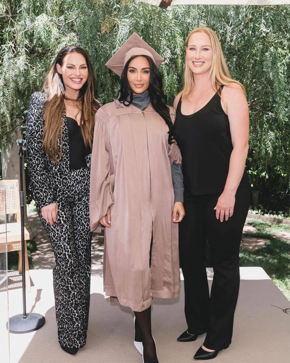 Kim Kardashian lulus sekolah hukum (instagram.com/kimkardashian)