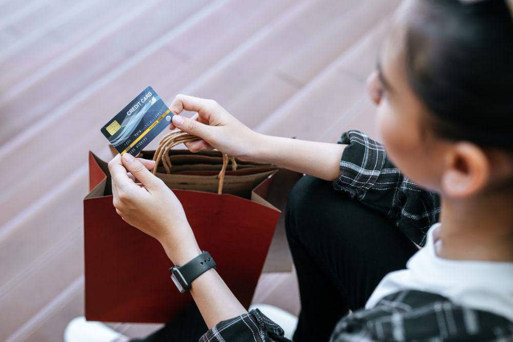 ilustrasi belanja dengan kartu debit (freepik.com/Jcomp)