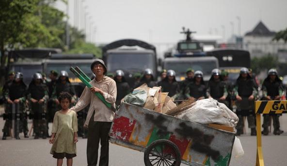 https://cdn.idntimes.com/content-images/post/20180502/592x342-jika-di-balik-98-dirilis-pembuat-film-akan-dipidanakan-150108z-a71a1df024e02749abe82df4de6f3c31.jpg