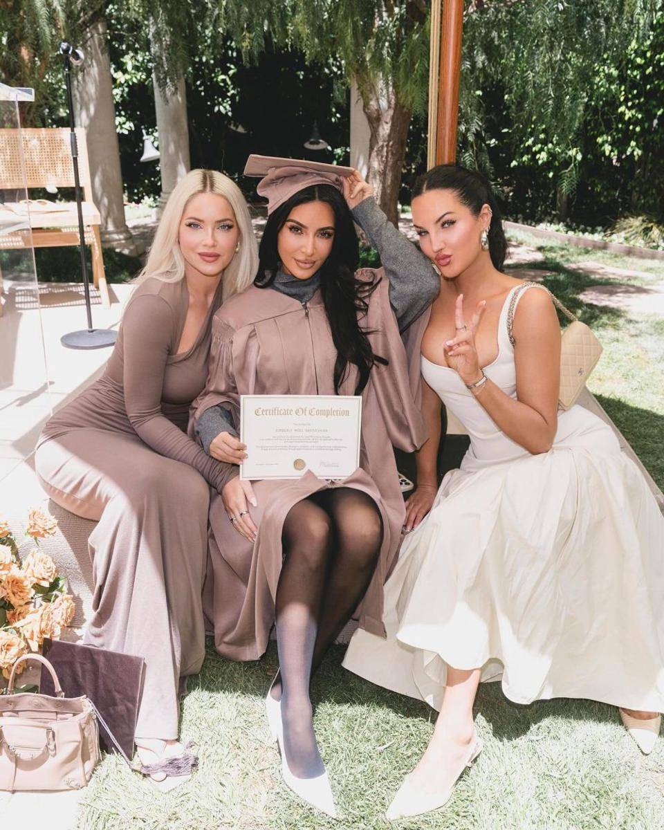 Kim Kardashian lulus sekolah hukum (instagram.com/kimkardashian)