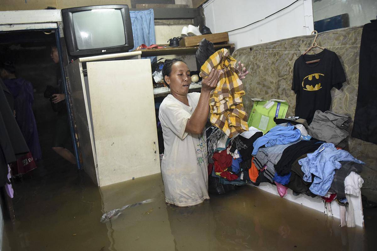 https://cdn.idntimes.com/content-images/post/20171113/antarafoto-banjir-pesanggrahan-jakarta-121117-hma-2-e02bbe66771867ff9f8194b0224db3bf.jpg