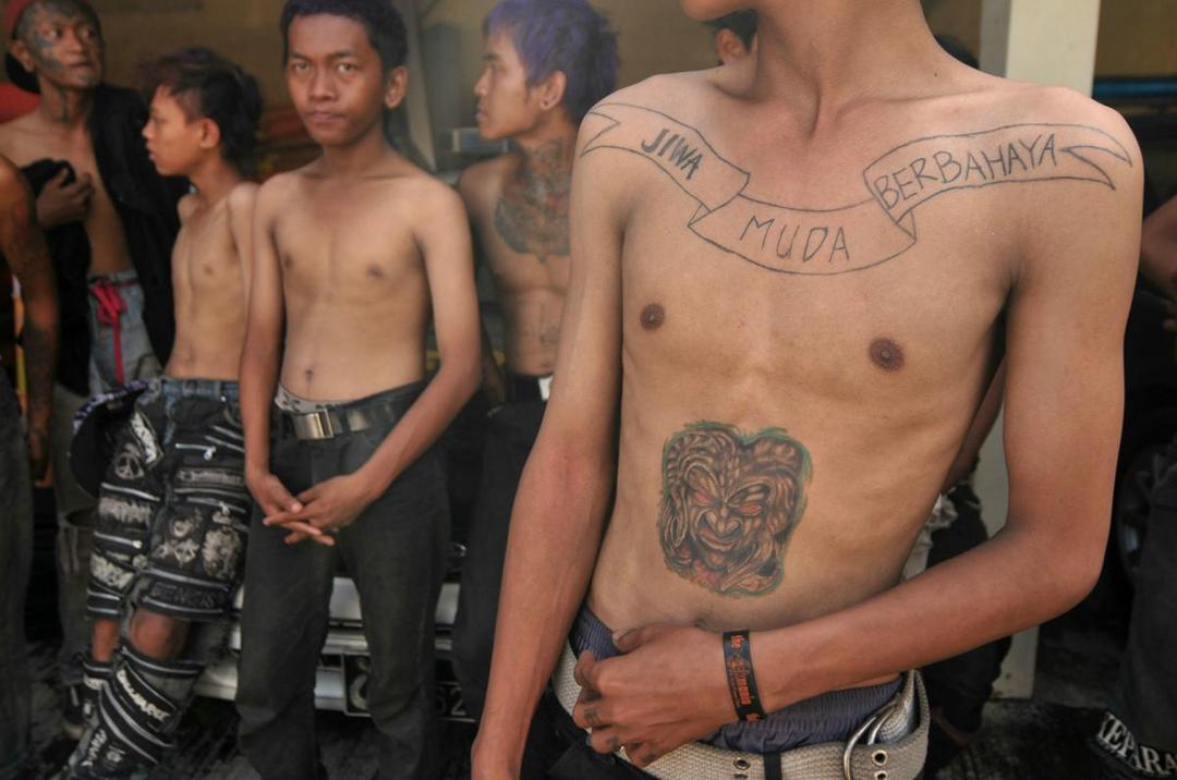 https://cdn.idntimes.com/content-images/post/20170118/antarafoto-razia-anak-punk-pantura-180117-ol-5-e66c508b15f4820ae50ba7b9d9650bfe.jpg