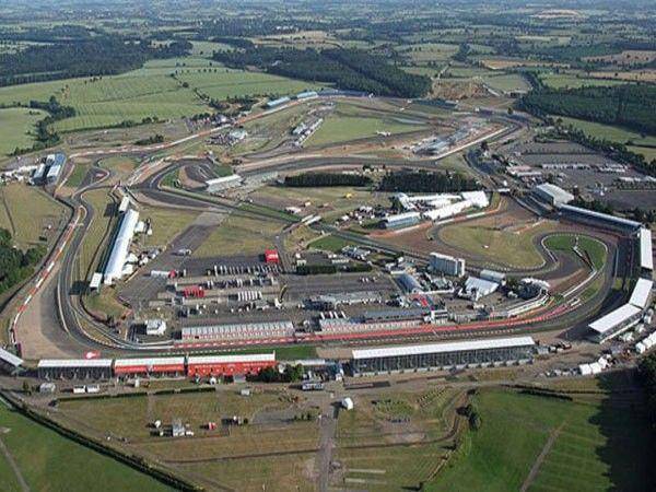http://cdn.idntimes.com/content-images/community/2017/03/berita-motogp-sekilas-tentang-sirkuit-silverstone-yang-menjadi-tempat-penyelenggaran-grand-prix-inggris-2016-d9ba7ef9dbd2163da79bd7d4f1ef0879.jpg
