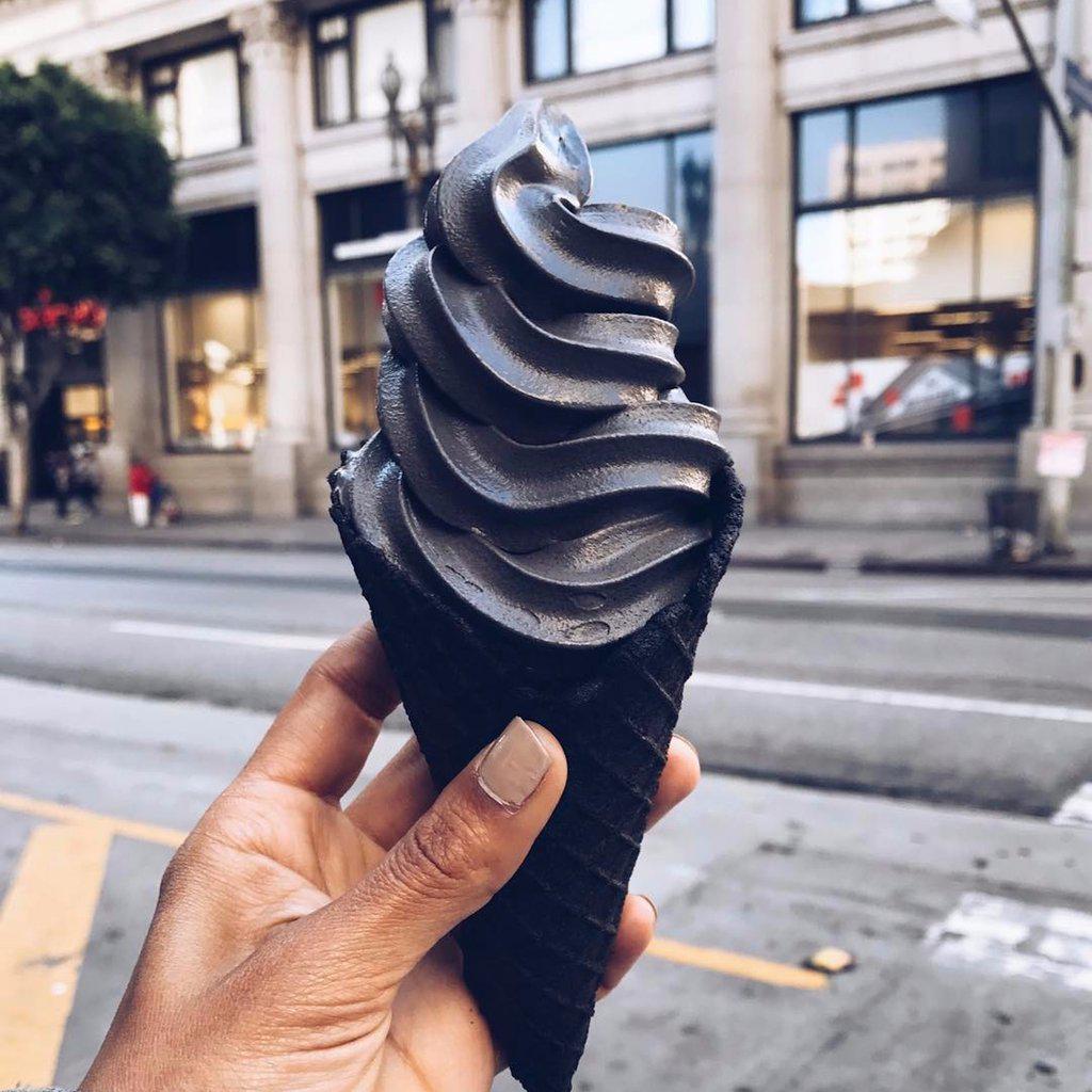 https://cdn.idntimes.com/content-images/post/20170427/black-charcoal-ice-cream-1-9dd7c20cca60a086e6339ea7b1ddf3ef.jpg