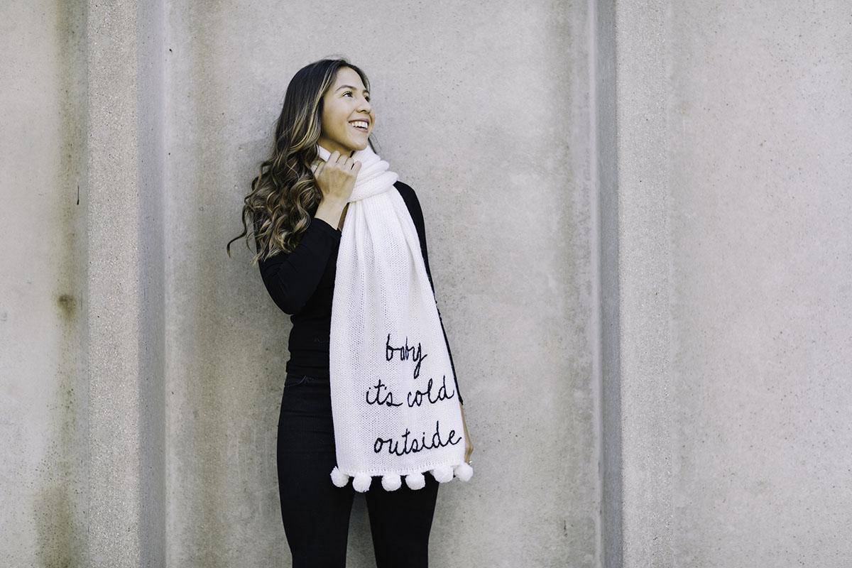 https://cdn.idntimes.com/content-images/post/20170529/chic-flavours-wearing-kate-spade-baby-its-cold-outside-winter-scarf-copy-f178acdf366eda476ef84680bd090c88.jpg