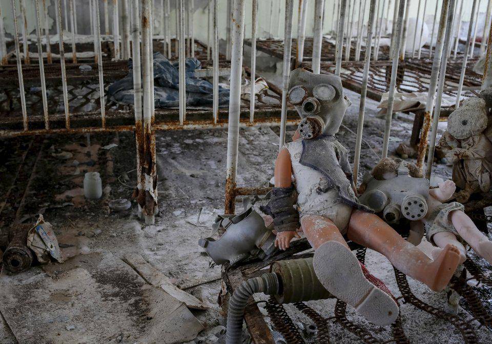https://cdn.idntimes.com/content-images/post/20170428/child-size-gas-masks-are-routinely-found-inside-abandoned-child-care-facilities-such-as-this-one-69f3d4fceeadfcbaf83dbb3be2a24818.jpg