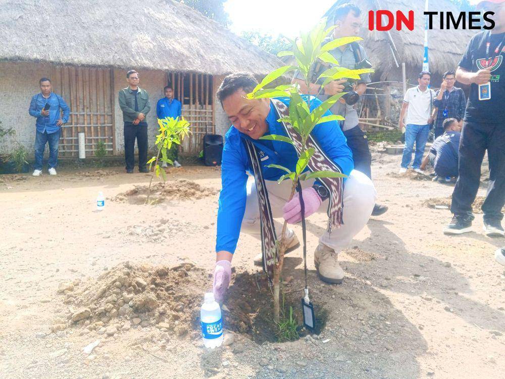 Human Capital & Corporate Communications Director of Otsuka Sudarmadi Widodo menanam pohon di Desa Wisata Adat Sade Lombok Tengah yang dijadikan pilot project eco village, Jumat (IDN Times/Muhammad Nasir)
