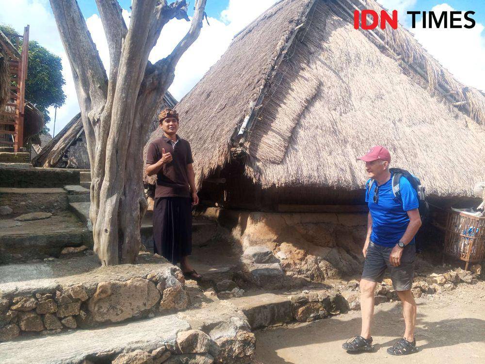 Wisatawan mancanegara berkunjung ke Desa Wisata Adat Sade Lombok Tengah, Jumat (23/5/2025). (IDN Times/Muhammad Nasir)