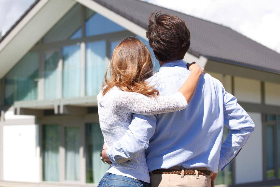 https://cdn.idntimes.com/content-images/post/20170105/couple-looking-at-house-s-4cbc05198dd44ab39f82af577c5af3dc.jpg