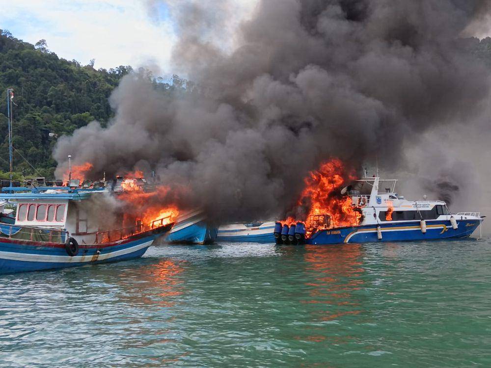 2 unit kapal di Padang terbakar (Foto: Istimewa)
