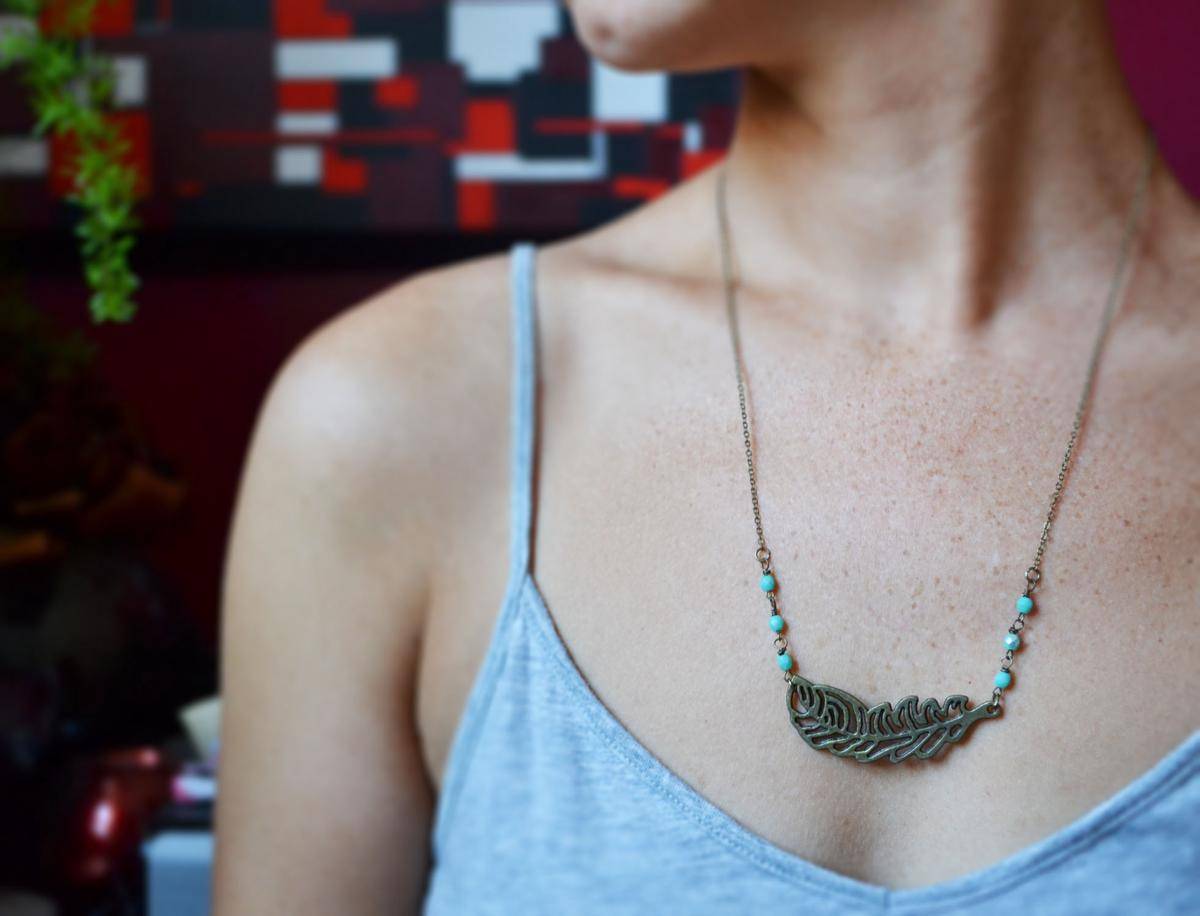 https://cdn.idntimes.com/content-images/post/20170529/feather-20worn-original-70492cb246219f630d06e9d229a65b23.jpg