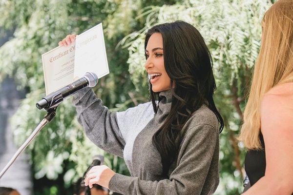 Potret Kim Kardashian Lulus Sekolah Hukum usai 6 Tahun, Digelar Privat