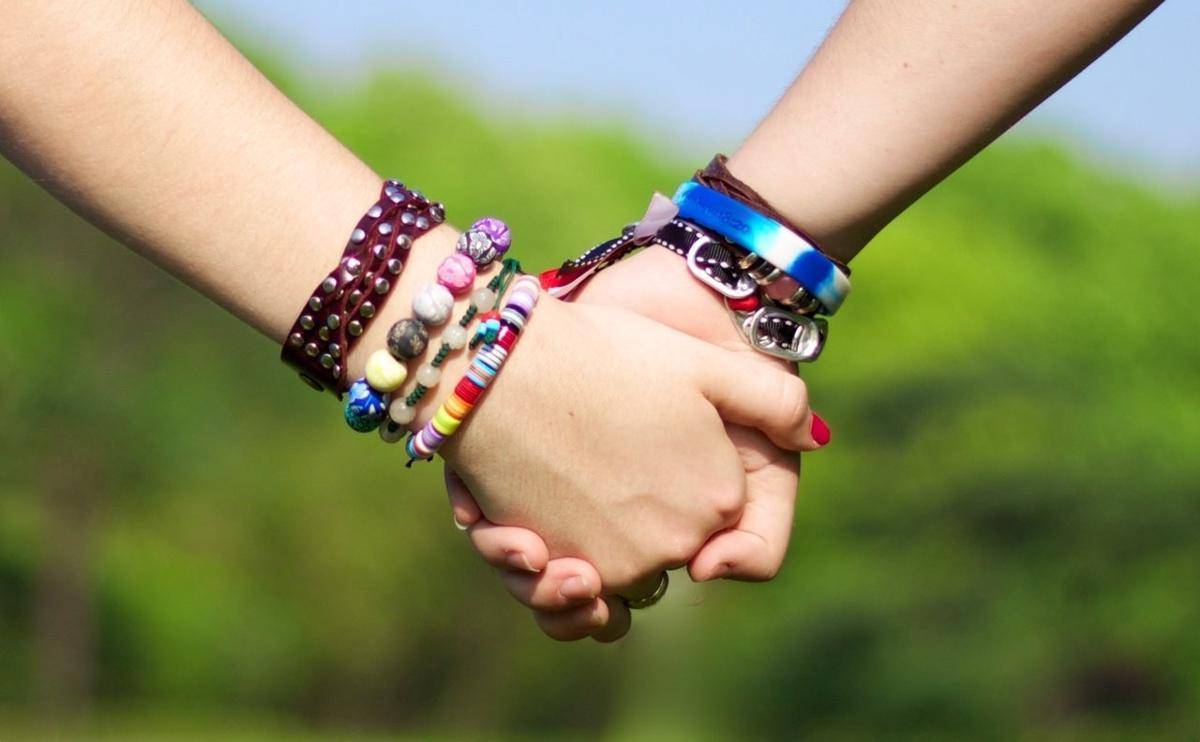 https://cdn.idntimes.com/content-images/post/20170529/friendship2-d35ade5ad0208075b8dee340e5b7920b.jpg