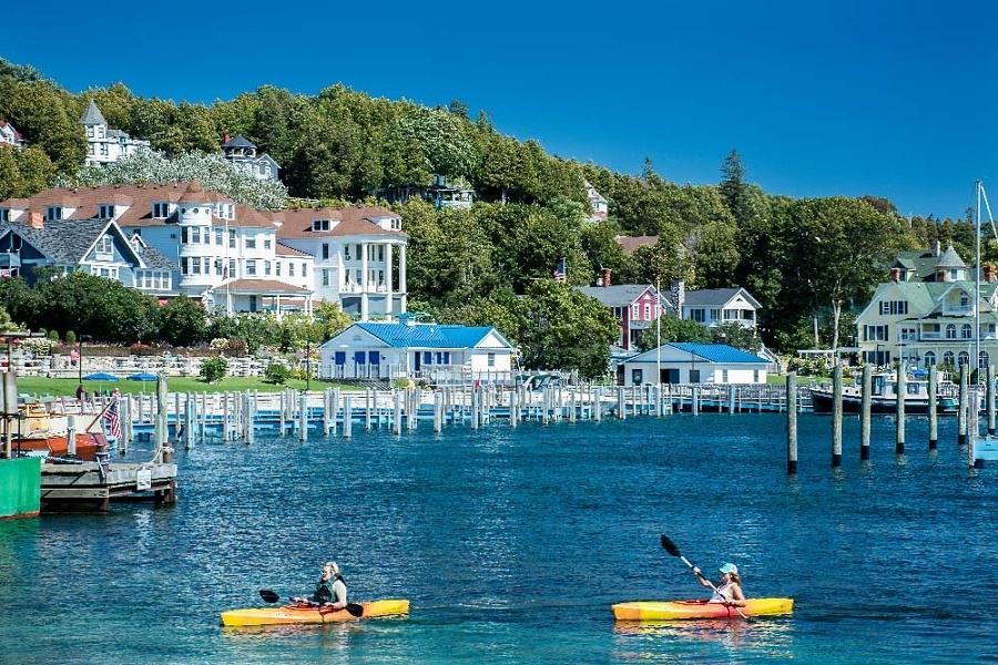 https://cdn.idntimes.com/content-images/post/20171124/grand-hotel-mackinac-island-harbor-2-1-900x600-f55450eb8f03bfac0a1b90c33a76e451.jpeg
