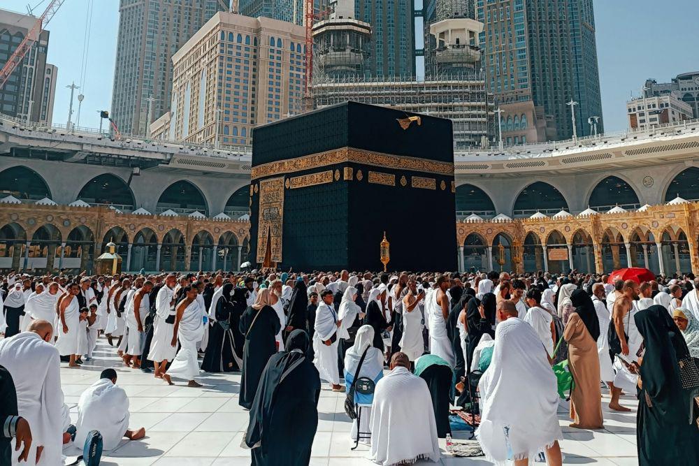 Kenapa Tawaf Dilakukan Berlawanan Arah Jarum Jam? Ini Maknanya!