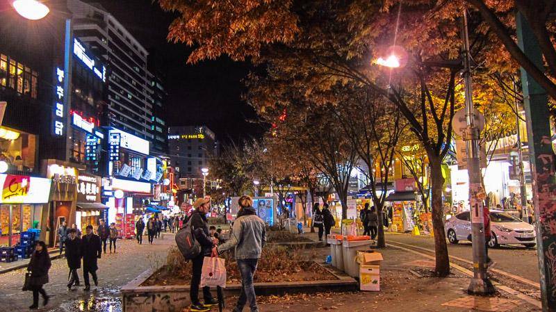 https://cdn.idntimes.com/content-images/post/20170927/hongdae-area-at-night-8f689638408805a64841cc55af97c07c.jpg