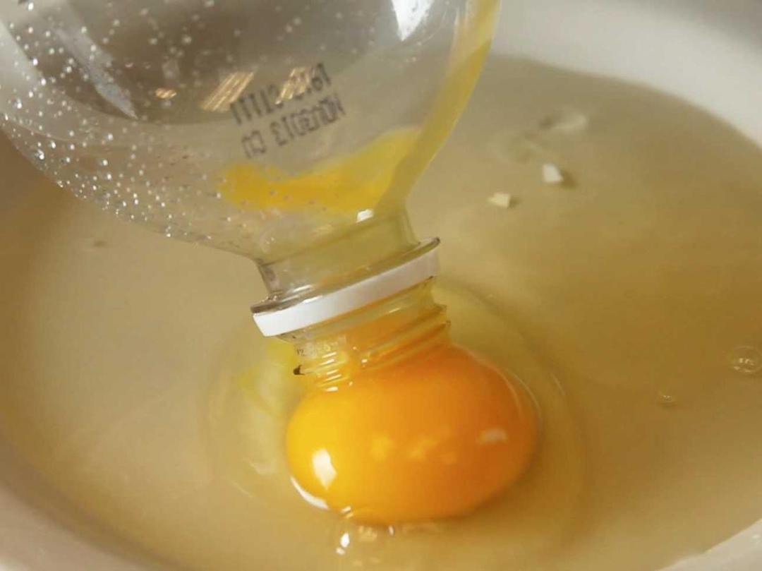 https://cdn.idntimes.com/content-images/post/20170919/how-to-separate-egg-yolk-with-a-water-bottle-7a781b2f410e3471a29c41cd03e8e848.jpg