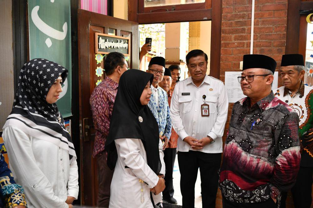 Menteri Mu'ti Temui Keluarga Guru Korban Kecelakaan di Magelang