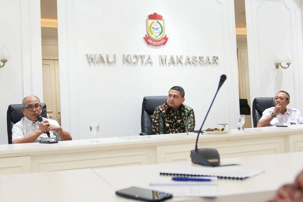 Ilham Arief Sirajuddin (kiri) bersama Wali Kota Makassar Munafri Arifuddin (tengah) bersama perwakilan Kementerian PUPR dan tim konsultan terpadu saat membahas program pengelolaan sampah ISWMP, di Balai Kota, Kamis (22/5/2025). (Dok. Humas Pemkot Makassar)