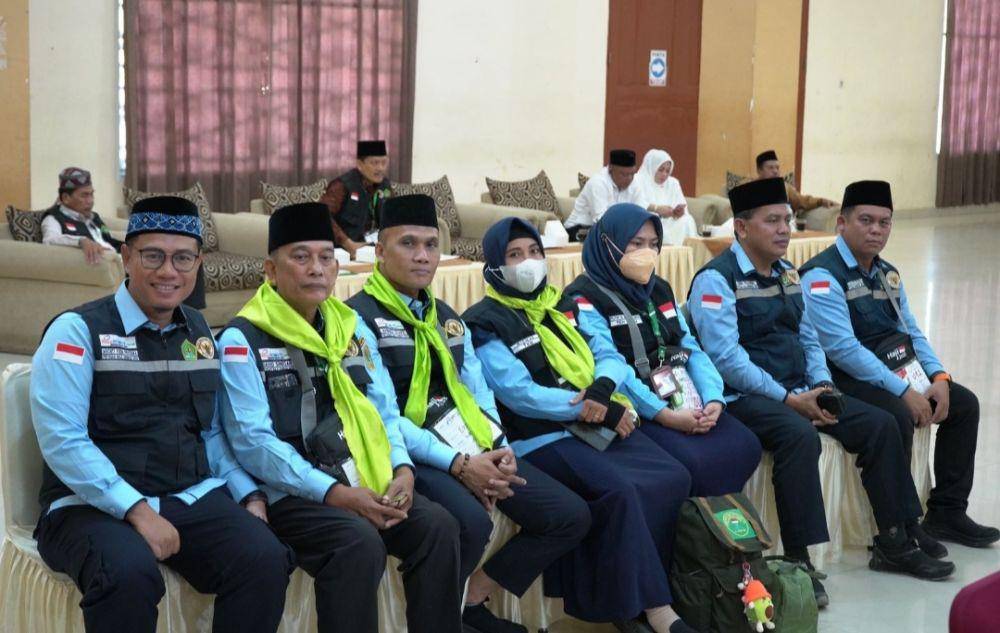 Petugas para calon haji di Embarkasi Medan (Dok. Istimewa)