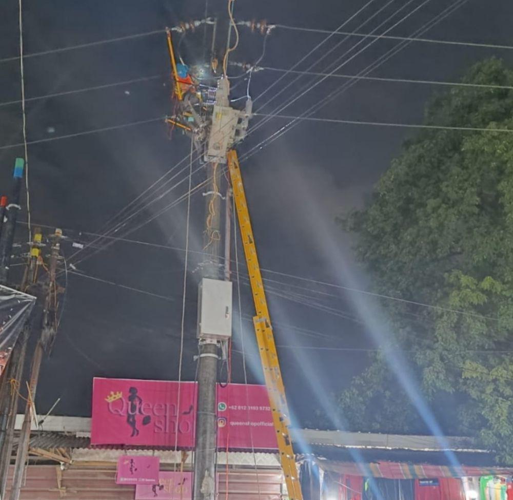 Hujan Deras Sebabkan Pohon Tumbang di Medan, Listrik Sempat Padam