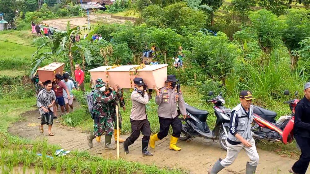 Korban Longsor di Trenggalek Dimakamkan Satu Liang
