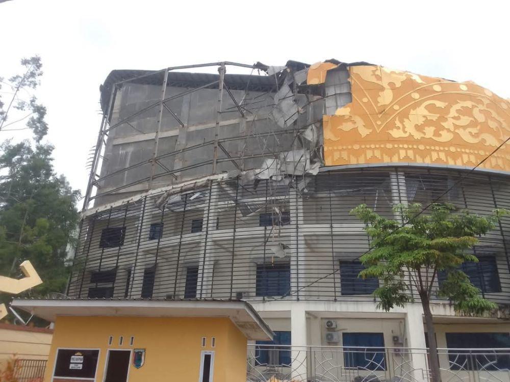 Sekwan DPRD Pesawaran Klaim Gedung Ambruk Akibat Angin Kencang