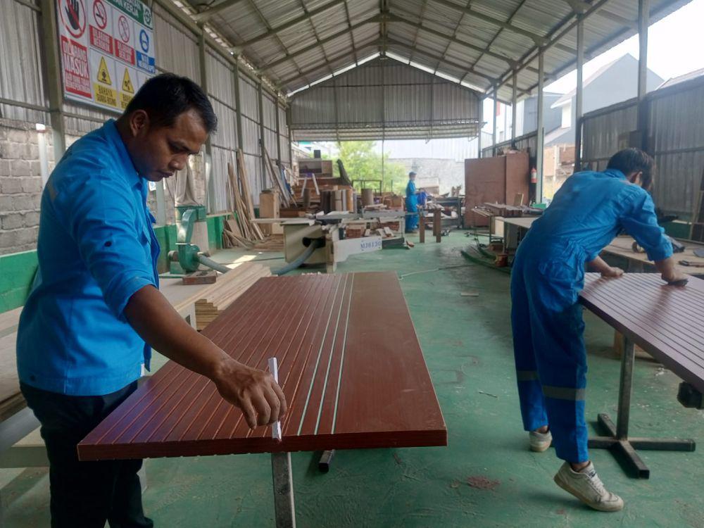 Olah Limbah Kayu, Pengusaha Pintu Asal Bantul Tembus Pasar Luar Jawa
