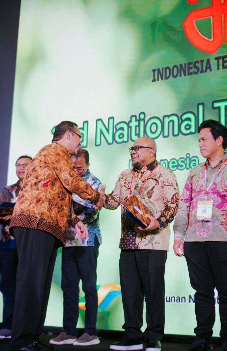 Teh Butong produksi PTPN IV PalmCo menyapu bersih 6 penghargaan di National Tea Competition 2025 yang diselenggarakan oleh Asosiasi Teh Indonesia dan diterima langsung oleh Regioan Head Regional II Budi Susanto (dok.PTPN IV)