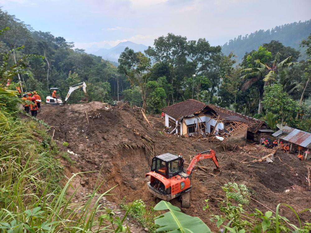 Empat Korban Longsor di Trenggalek Belum Ketemu
