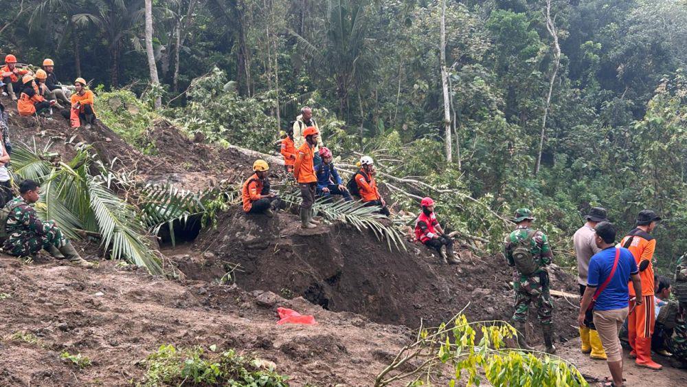 Proses pencarian korban longsor di Trenggalek. IDN Times/ istimewa