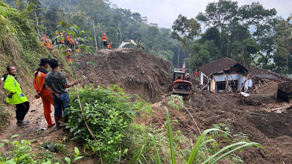 Proses pencarian korban longsor di Trenggalek. IDN Times/ istimewa
