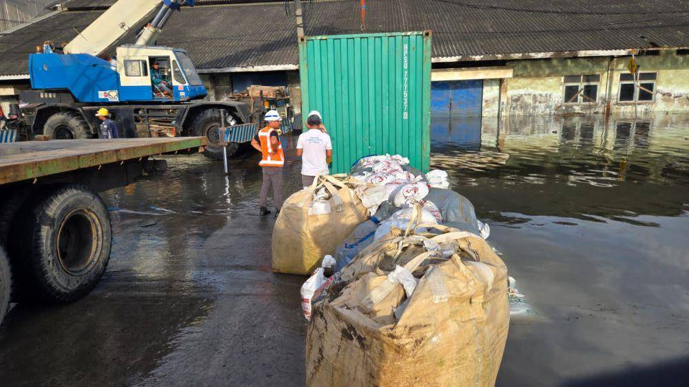 Tembok Pembatas Laut di Tanjung Emas yang Jebol Ditutup Kantong Pasir