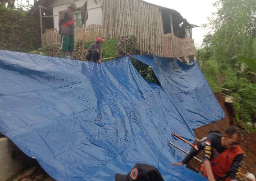 Pemasangan terpal di lokasi longsor Kota Sukabumi (IDN Times/Istimewa)