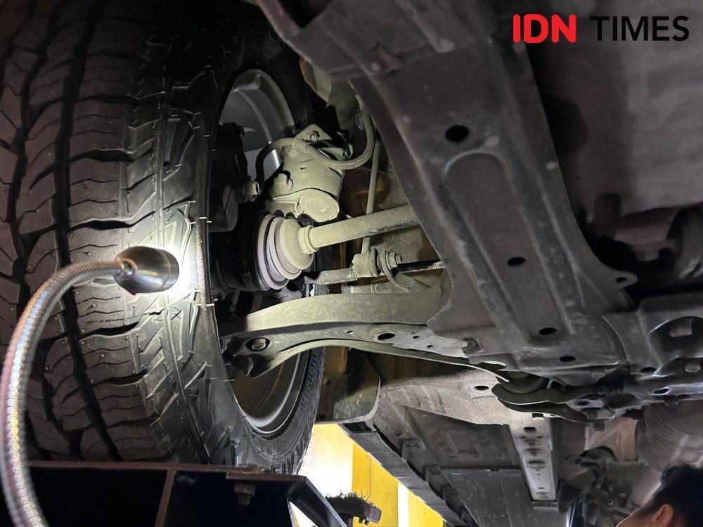 Pengecekan kondisi kaki-kaki mobil (IDN Times/Fadhliansyah)